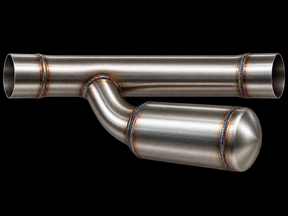 Ilustração fornecida de tubo principal com derivação lateral e extremidade fechada