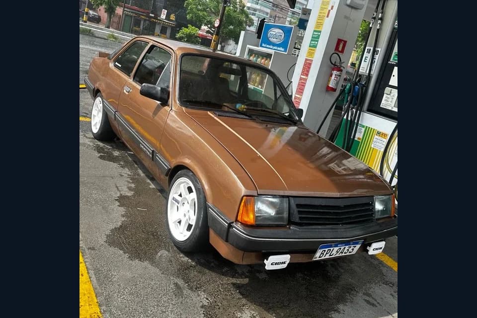 Chevette marrom com rodas brancas da RavenGarage, foto fornecida por Alef