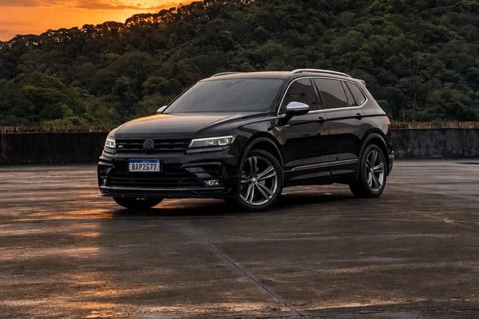 Tiguan preta da RavenGarage ao pôr do sol, foto fornecida por Alef